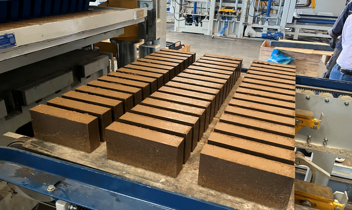 La machine de fabrication de briques entièrement automatique ZN1500 permet à un client de l'est de la Chine d'utiliser les ressources en boues